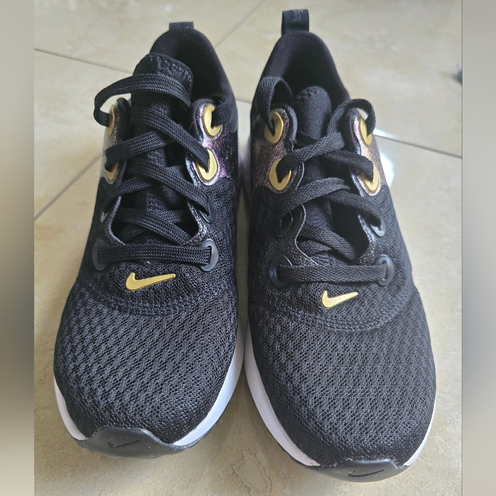 Nike Legend React Black Metallic Gold running shoes size Youth 4.5